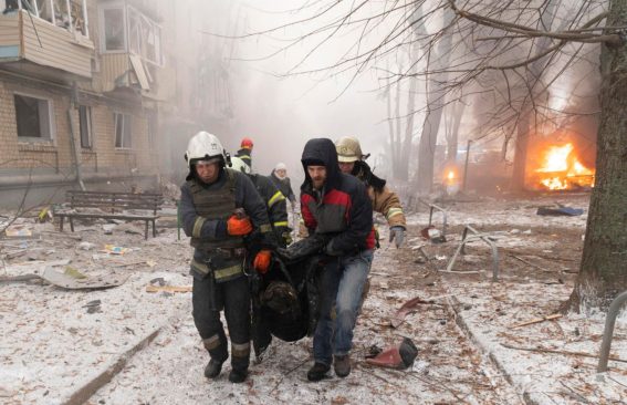 I soccorritori ucraini trasportano una donna ferita