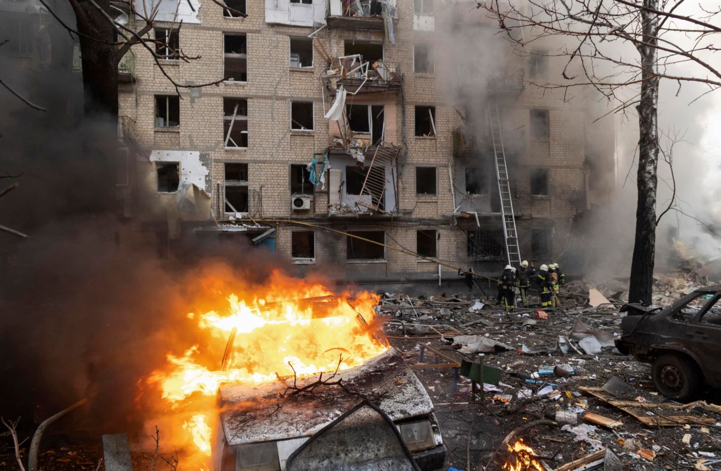 Una macchina incendiata dopo l'attacco missilistico a un edificio residenziale
