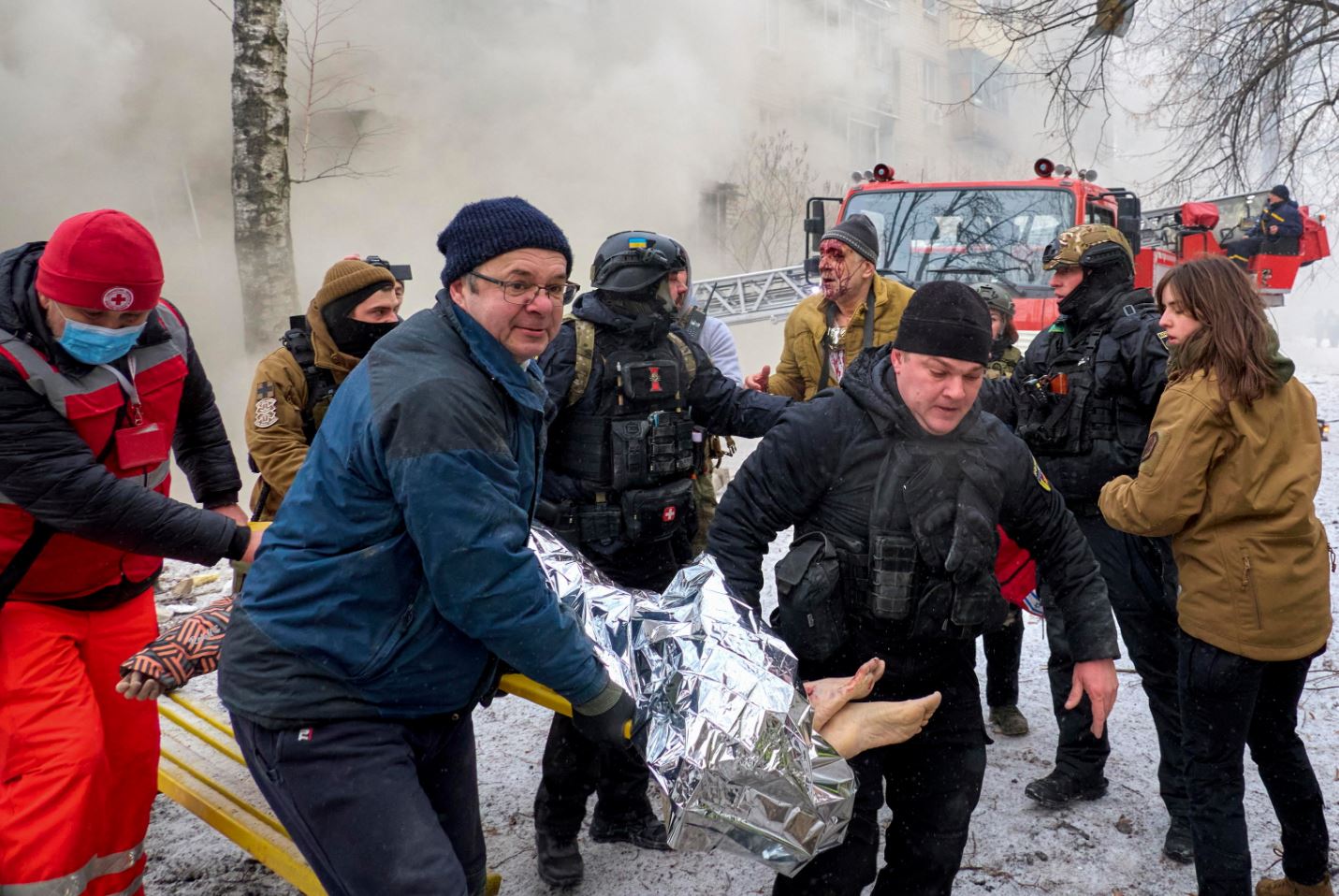 I soccorritori ucraini aiutano i feriti