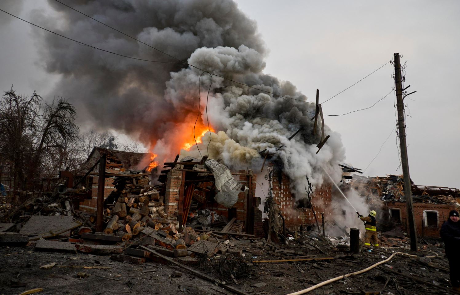 I Vigili del fuoco ucraini spengono un incendio