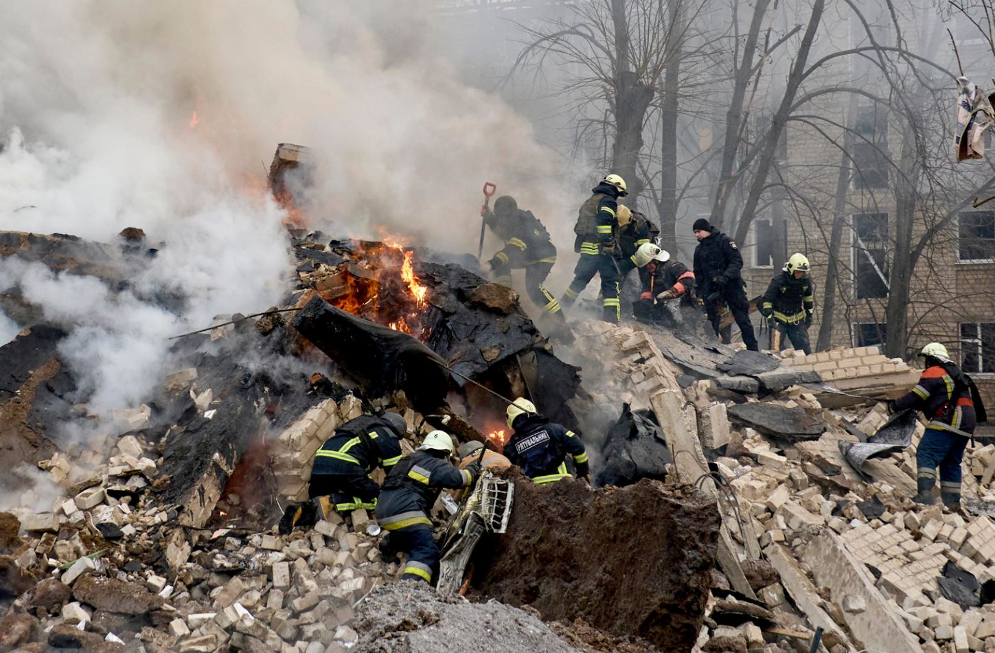 I Vigili del fuoco ucraini cercano sopravvissuti in un edificio crollato
