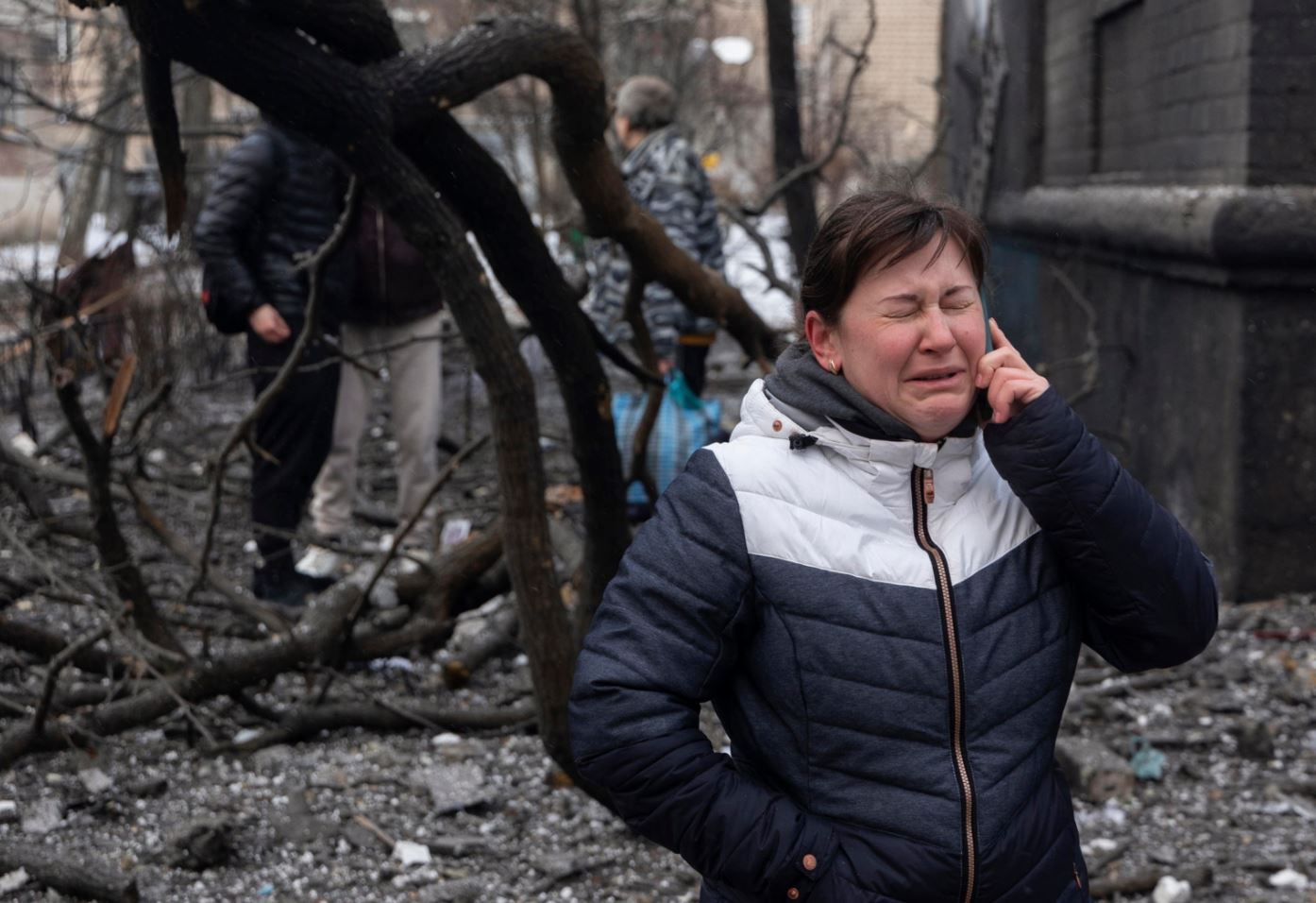 Una donna ucraina piange al telefono dopo l'attacco missilistico russo