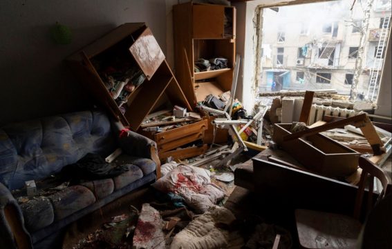 Un appartamento distrutto dopo l'attacco missilistico