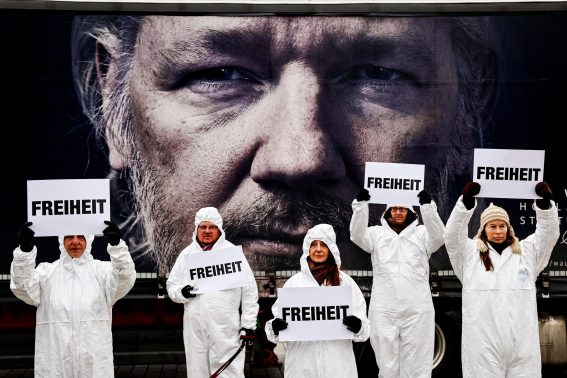 Proteste per la liberazione di Jiulian Assange a Berlino.