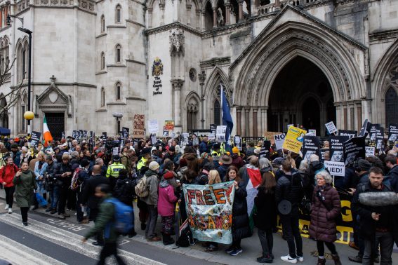 Attivisti che chiedono la liberazione di Julian Assange davanti alla Corte reale di giustizia a Londra.