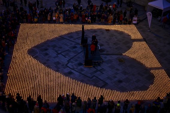 A Vienna 5000 candele formano un cuore dedicato ai bambini ucraini per esprimere supporto e vicinanza a due anni dall’inizio della guerra