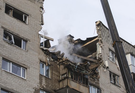 Un palazzo sventrato dopo un attacco di droni e missili russi che ha colpito nella notte la città di Dnipro