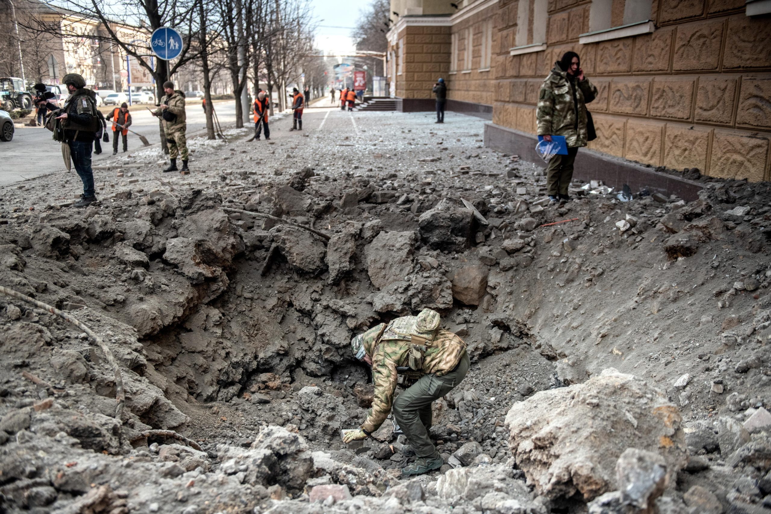 I resti di un cratere dopo i bombardamenti a Donetsk