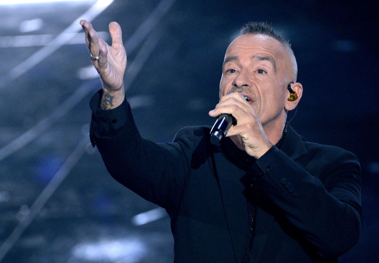 Eros Ramazzotti torna a Sanremo da super ospite e lancia un messaggio per la pace