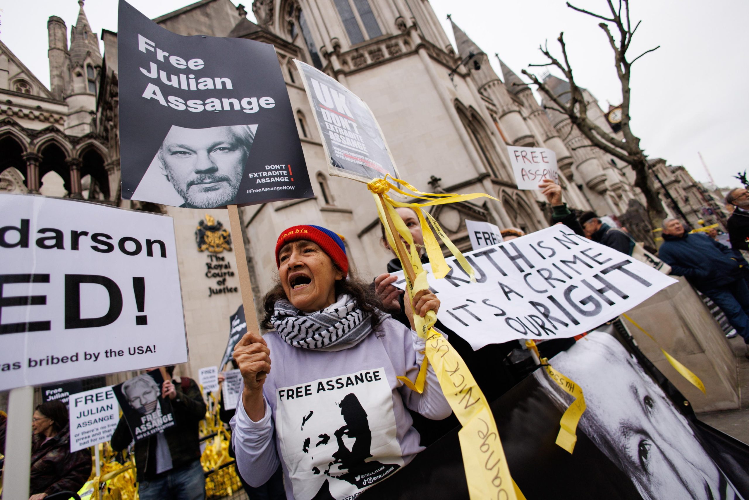 Attivisti pro-Assange protestano davanti alla Corte reale di giustizia prima dell'udienza.