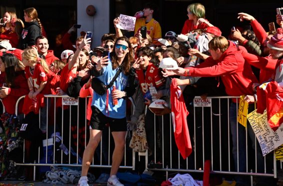 I tifosi applaudono, chiedono autografi e foto ai giocatori dei Kansas City Chiefs