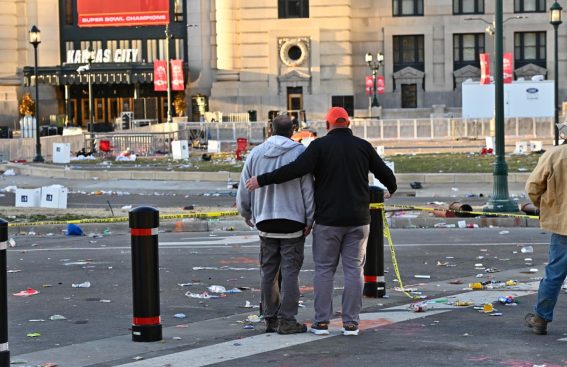 Due persone osservano la desolazione dopo la sparatoria
