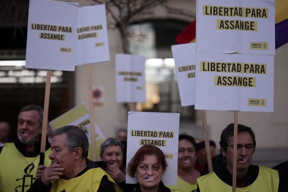 Attivisti durante una manifestazione a suo sostegno davanti all'ambasciata degli Stati Uniti a Madrid.