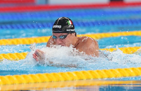 Nicolò Martinenghi durante la gara delle categoria dei 100 rana alle finali di Doha. Il nuotatore poi vincerà la medaglia d'argento.