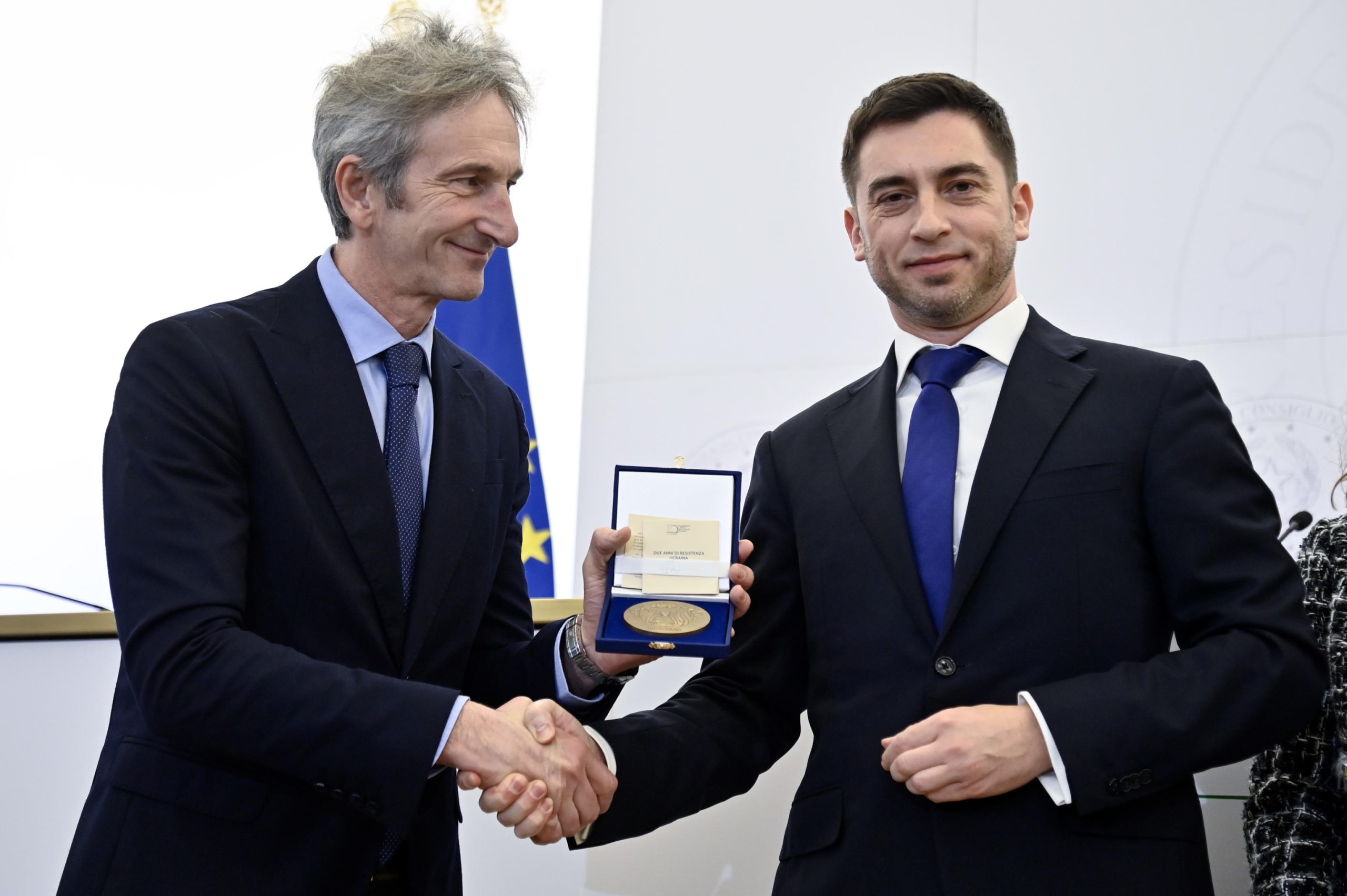 La presentazione della medaglia italiana commemorativa alla resistenza ucraina con Paolo Perrone, presidente della Zecca dello Stato, Oleksandr Kapustin consigliere dell’Ambasciata ucraina in Italia