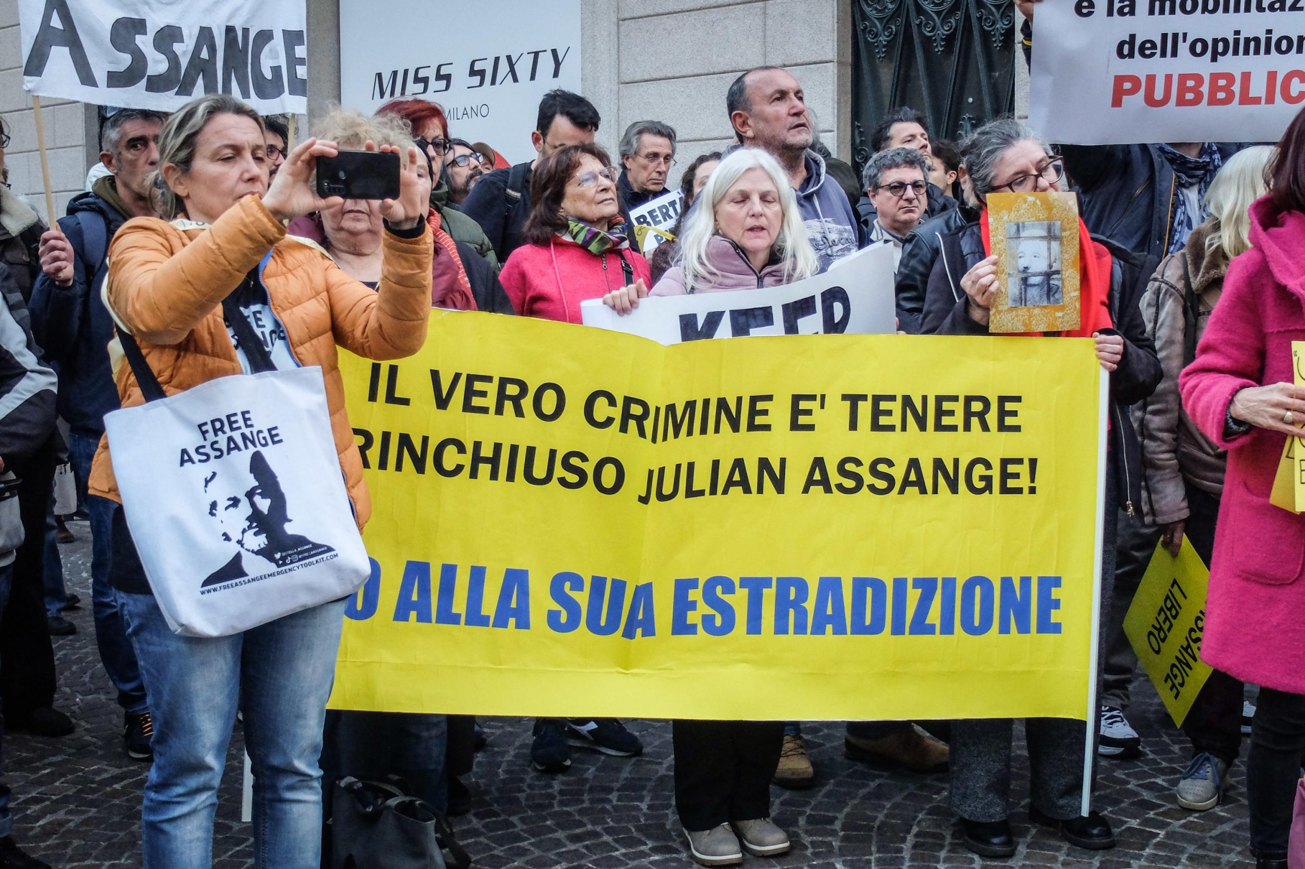 Gli attivisti pro-Assang nel corso di una protesta a Milano.