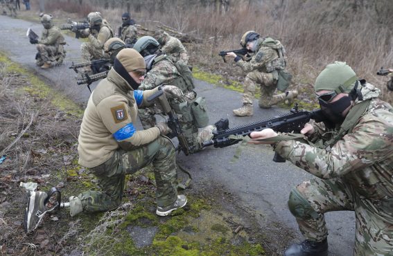L’esercito volontario ucraino istruisce i civili durante alcune sessioni di addestramento militare vicino Kiev