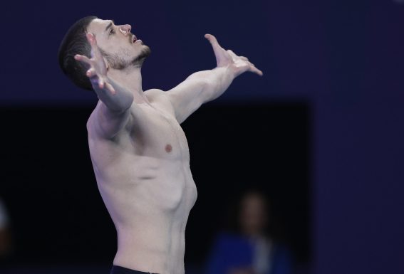 Il nuotatore artistico italiano Giorgio Minisini compete nella finale del solo libero maschile che lo porterà sul gradino più alto del podio | Foto Ansa