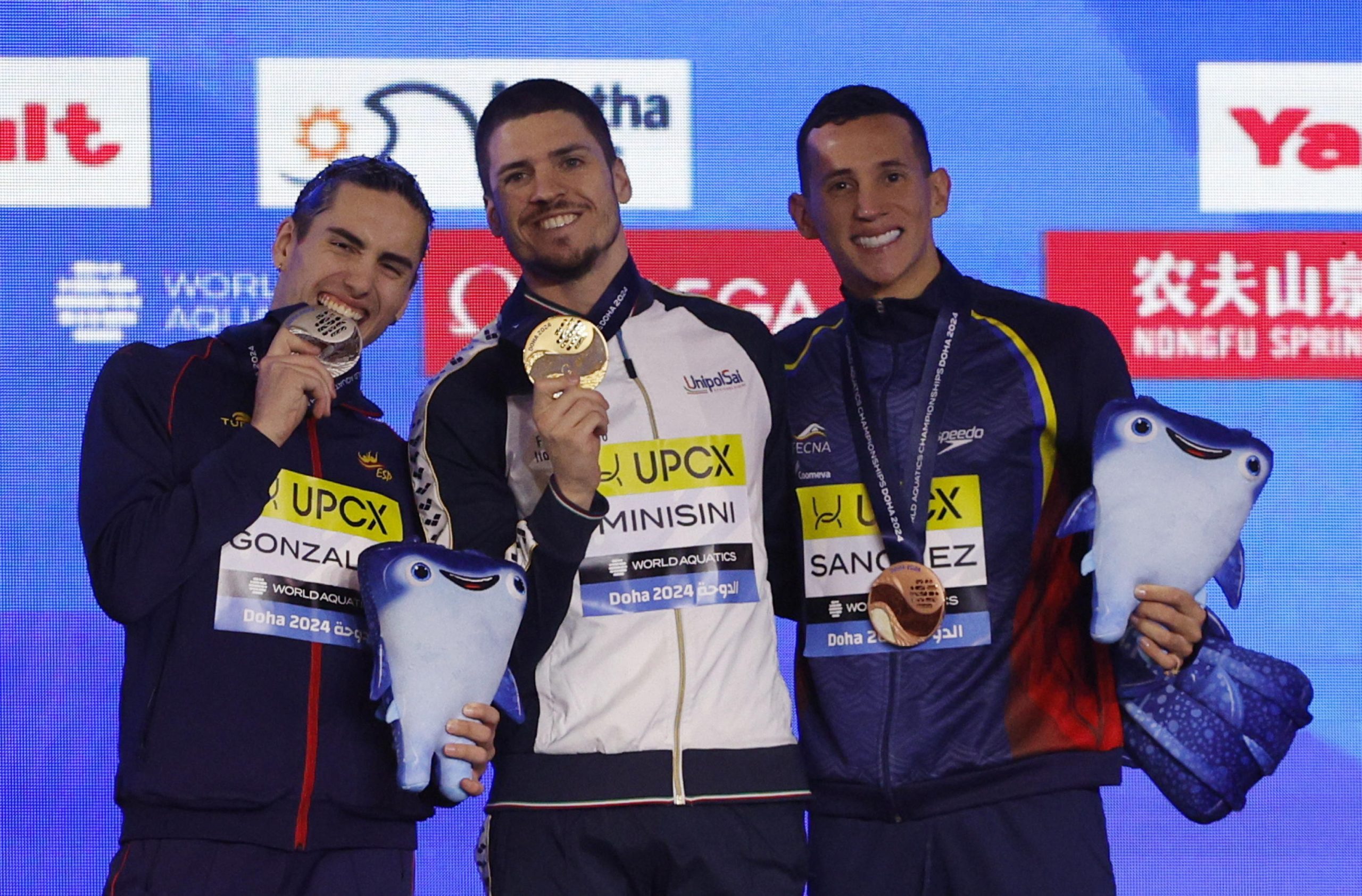 Il vincitore della medaglia d'oro nel solo libero maschile Giorgio Minisini festeggia sul podio insieme allo spagnolo Dennis Gonzalez Boney e al colombiano Gustavo Sanchez
