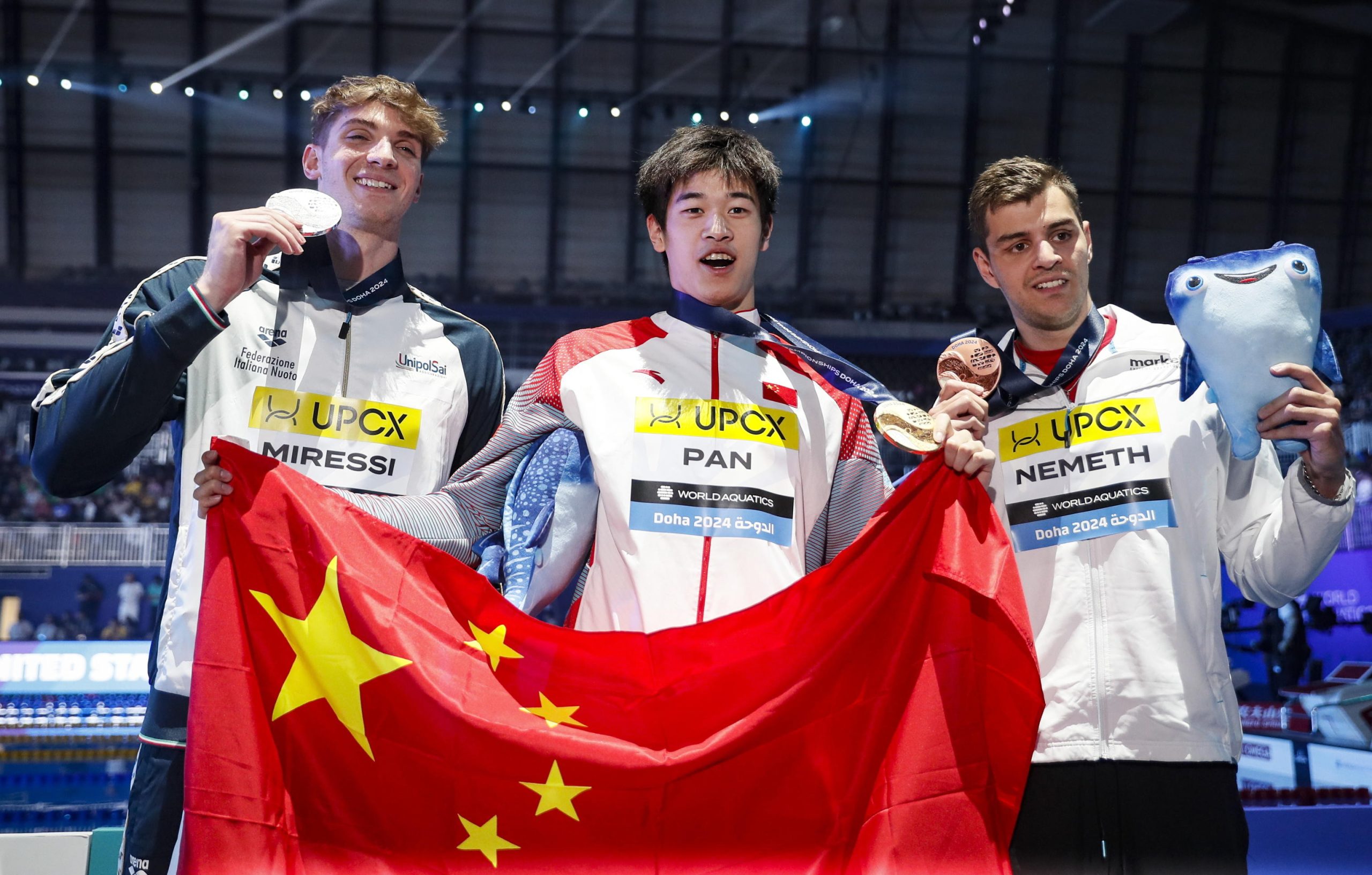 Il vincitore della medaglia d’argento Miressi nella categoria dei 100 stile libero a Doha insieme all’atleta cinese Zhanle Pan e all’ungherese Nandor Nemeth