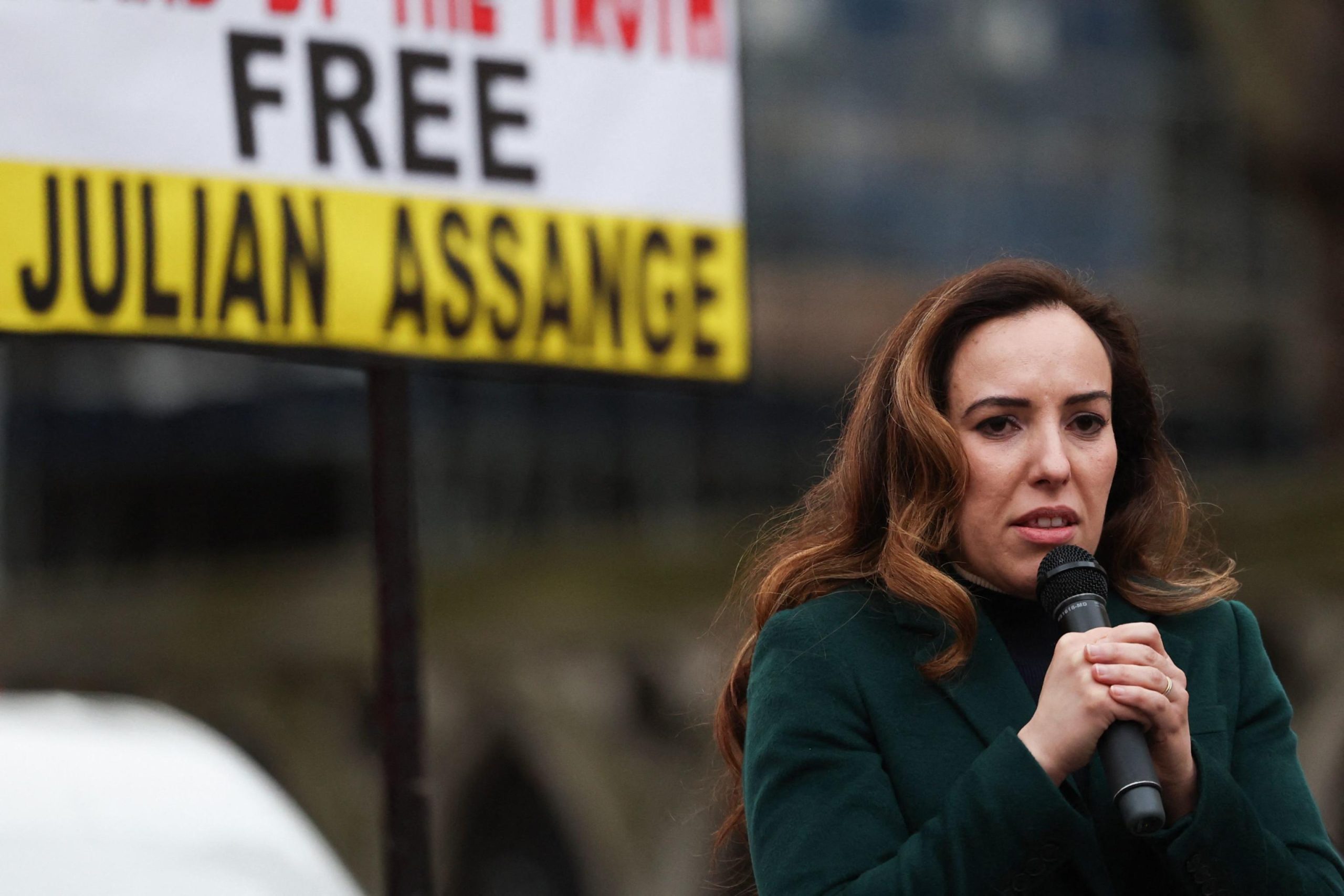 Stella Assange, moglie di Julian Assange mentre parla alla manifestazione davanti alla Royal Courts of Justice.