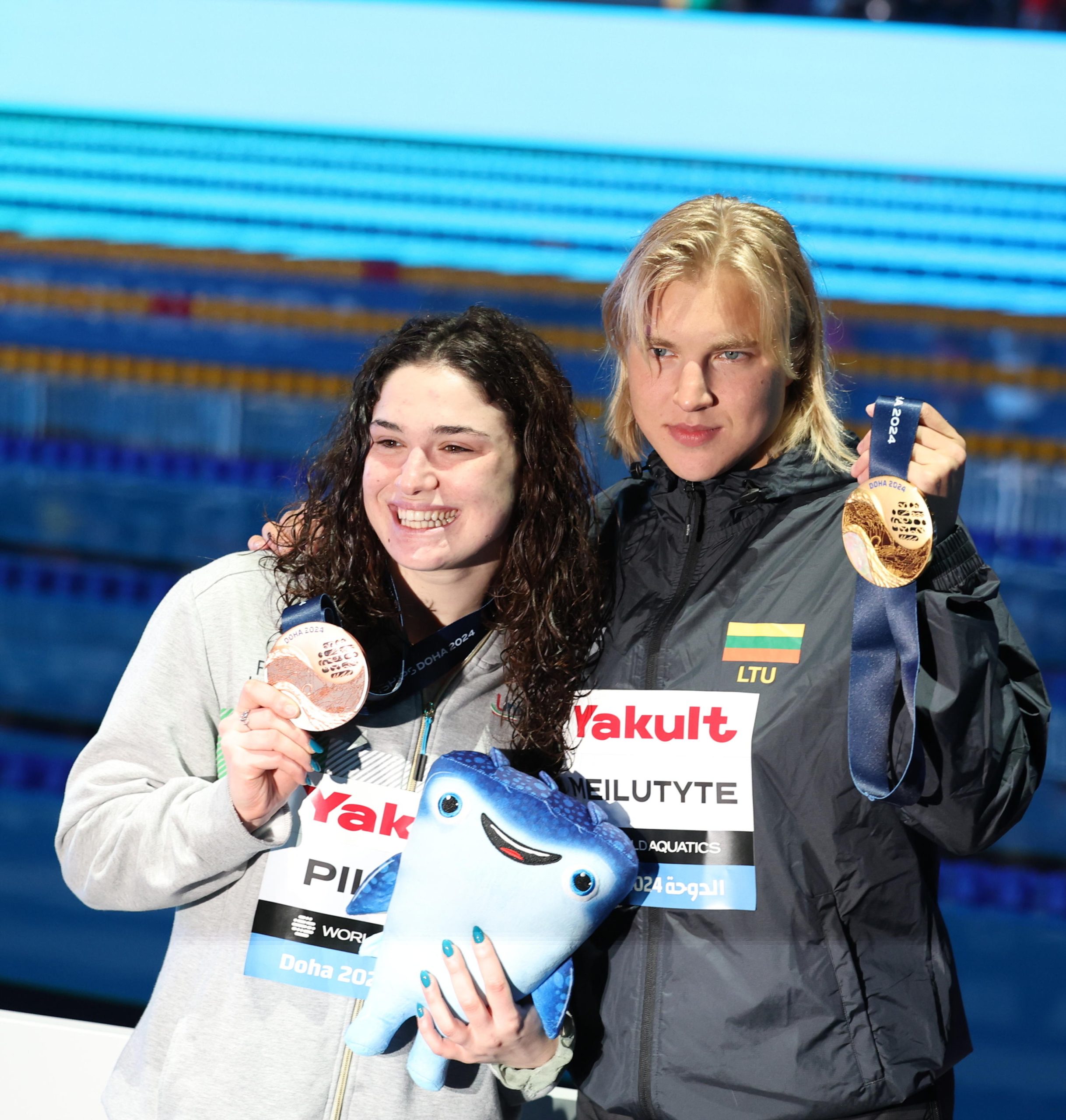 Nei 50 rana l’italiana Benedetta Pilato vince la medaglia di bronzo. Nella foto anche la lituana Ruta Meilutyte.