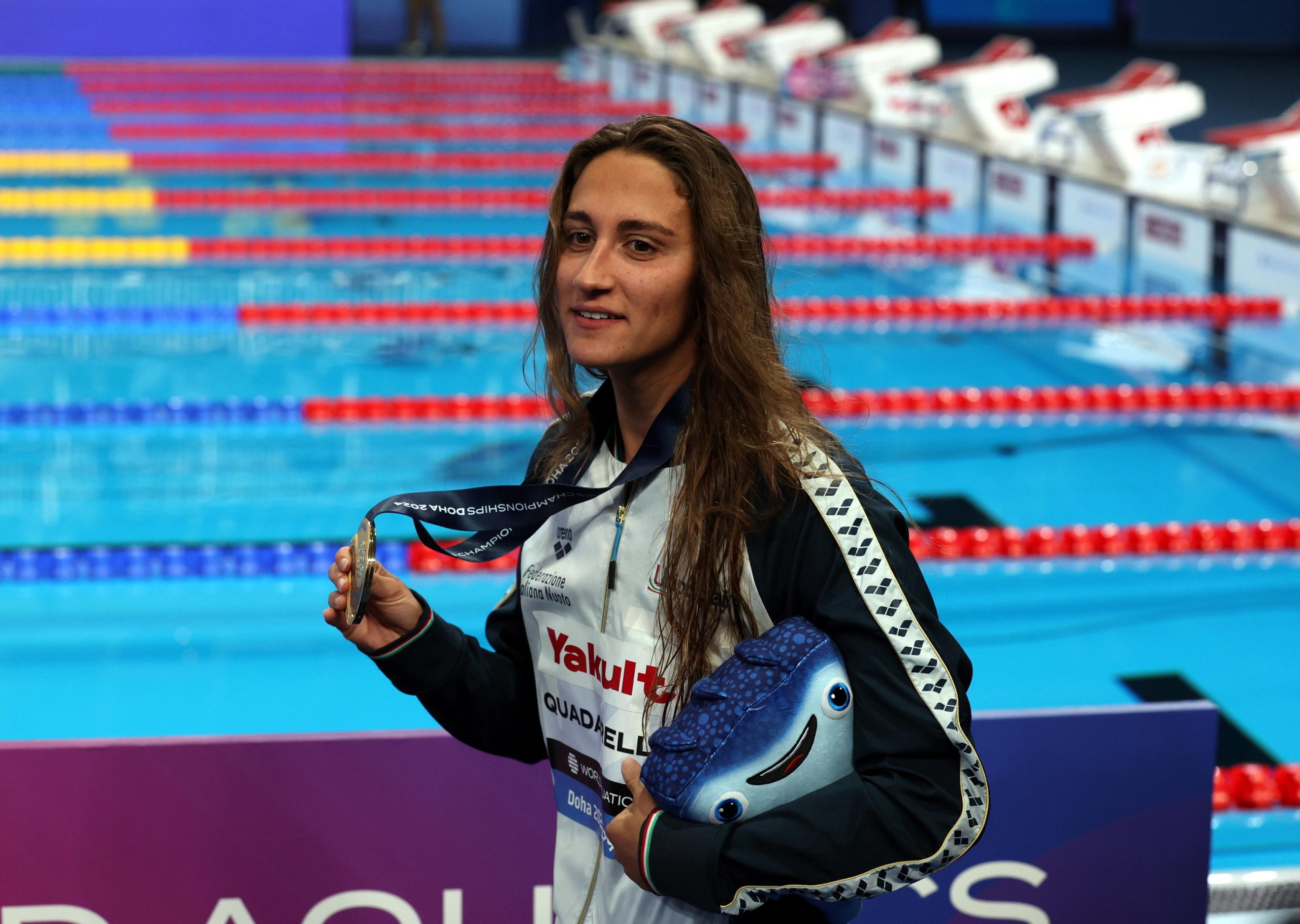 Simona Quadarella mostra la medaglia d'oro negli 800 stile libero conquistata ai mondiali di Doha