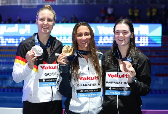 La nuotatrice romana Quadarella posa sul podio degli 800 stile libero ai mondiali di Doha con la tedesca Isabel Gose e la neozelandese Erika Fairweather.