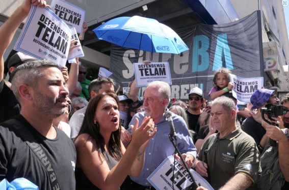 Lavoratori riuniti davanti agli uffici di Telam per manifestare contro la chiusura da parte dell'esecutivo argentino