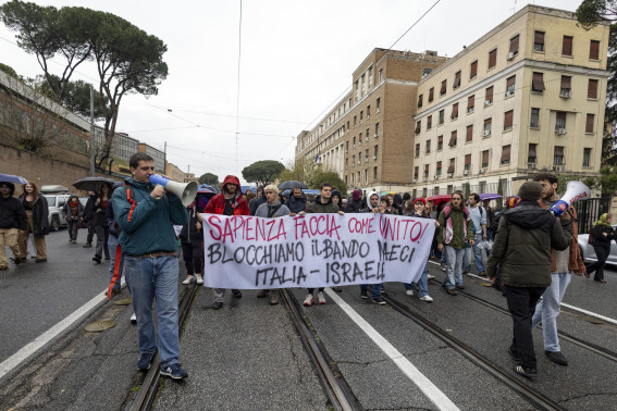 Studenti universitari in corteo davanti alla Sapienza di Roma