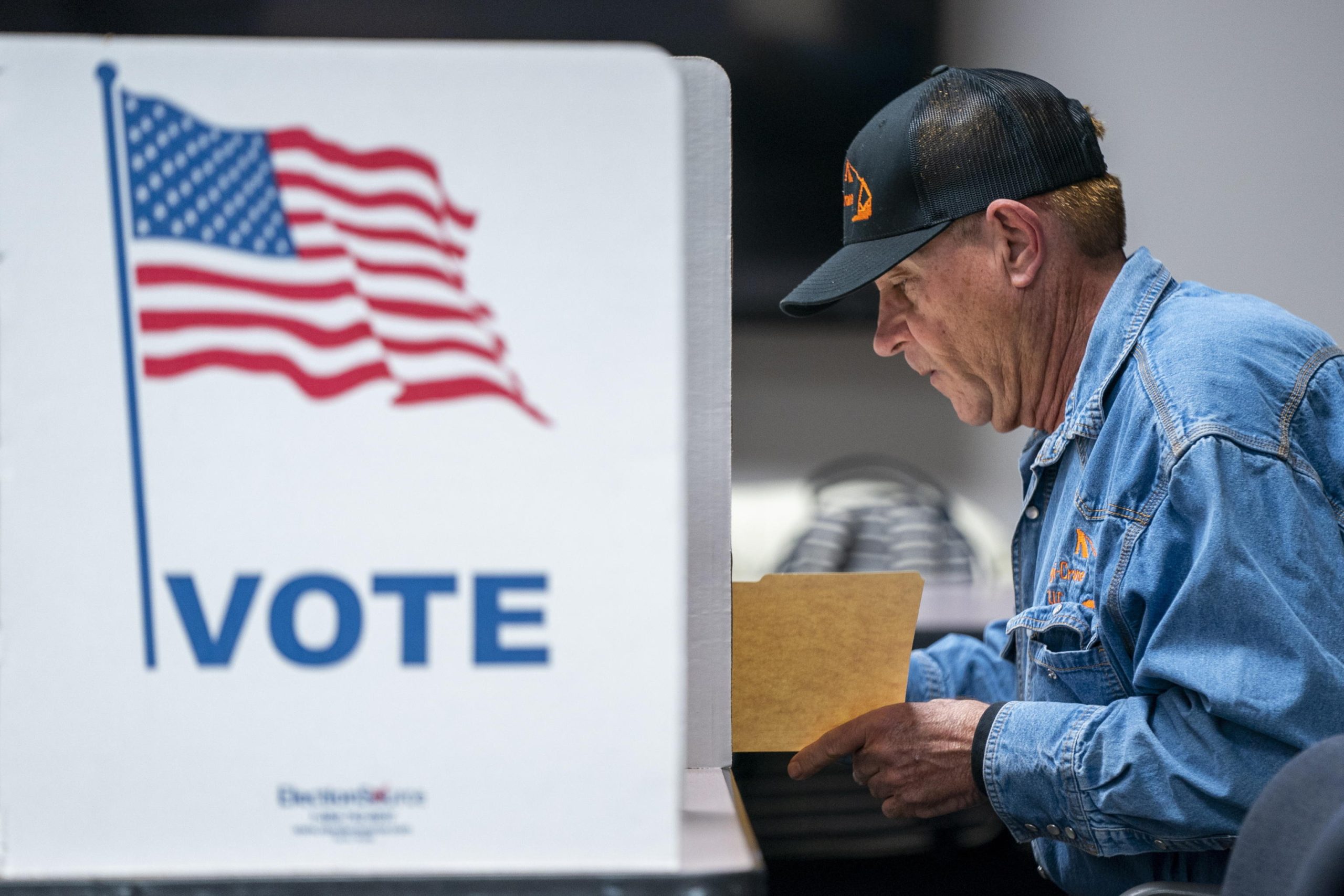 Un elettore compila la sua scheda elettorale al seggio del Fairfax County Government Center, Virginia