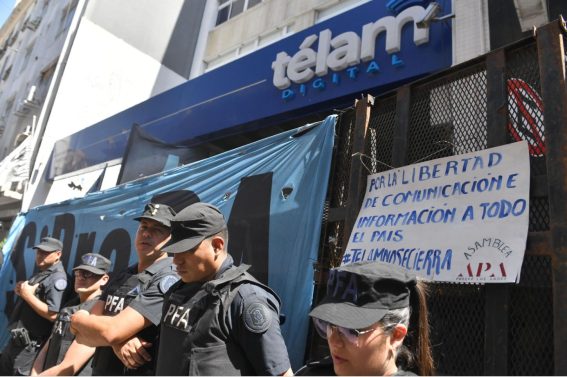 Ufficiali della Polizia federale argentina sorvegliano gli uffici dell'agenzia di stampa nel quartiere di San Telmo di Buenos Aires