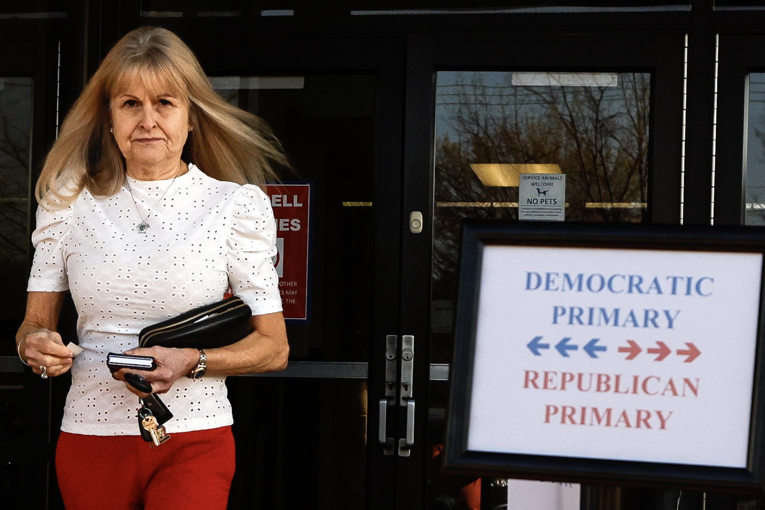 Una donna lascia l'area elettorale durante il Super Tuesday ad Arlington, Texas