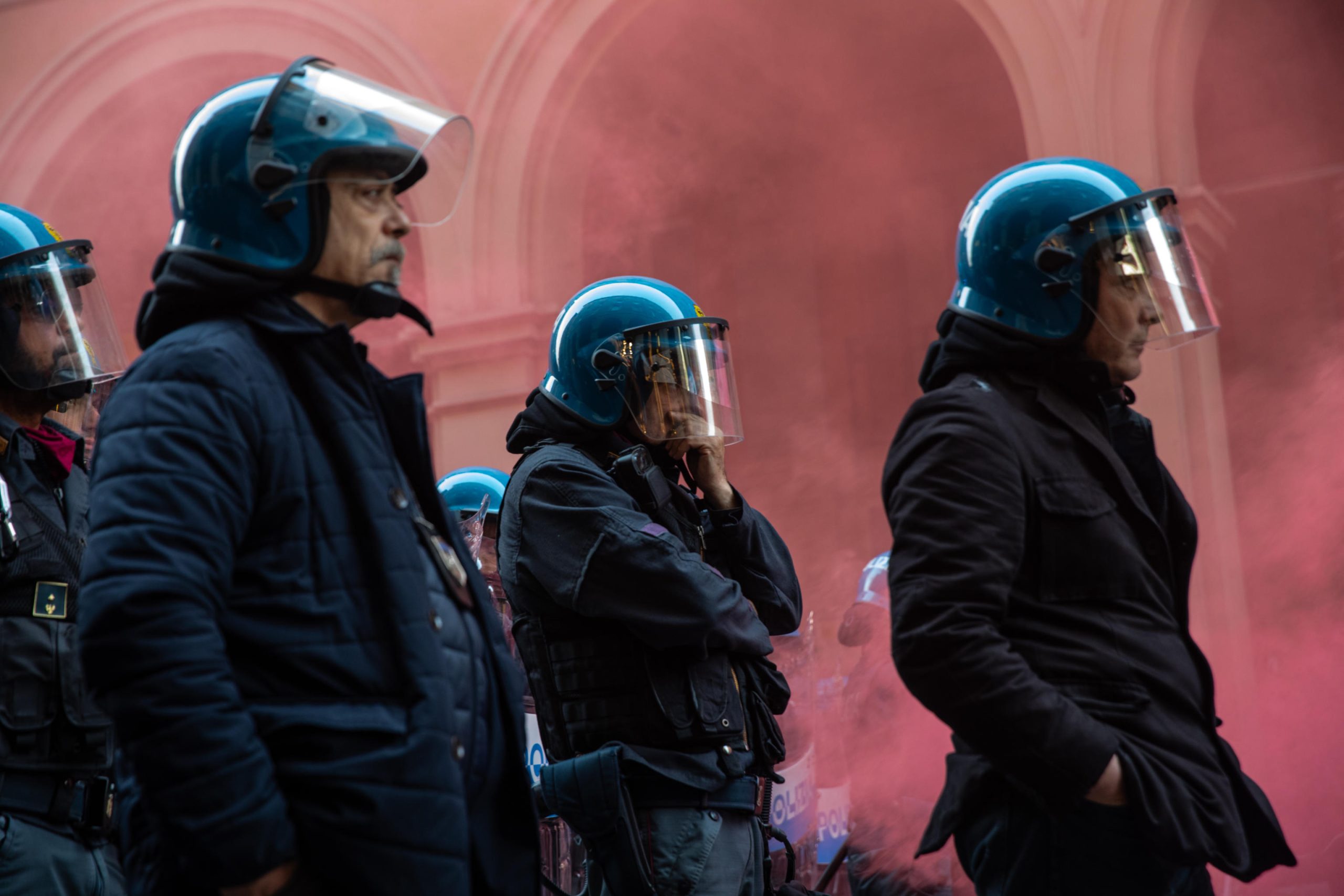 Gruppo di poliziotti con casco durante la manifestazione a Bologna.