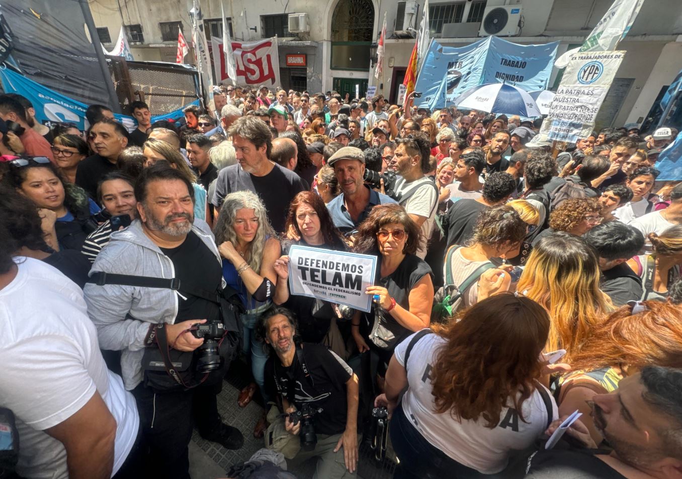 I lavoratori si sono riuniti in un "abbraccio" simbolico per difendere i media pubblici come Telam