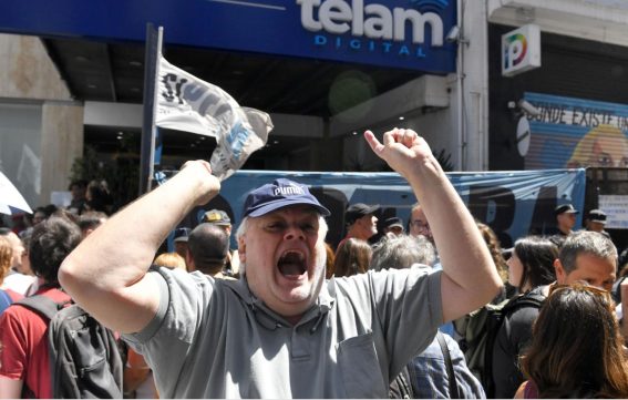 Dopo che il Presidente argentino ha annunciato la sua chiusura, la porta della sede di Telam è stata recintata.