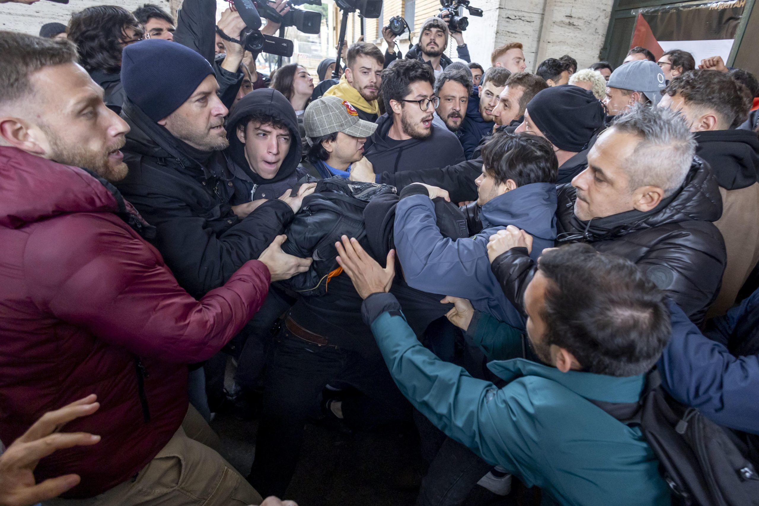 Tensione tra studenti e forze di polizia alla Sapienza