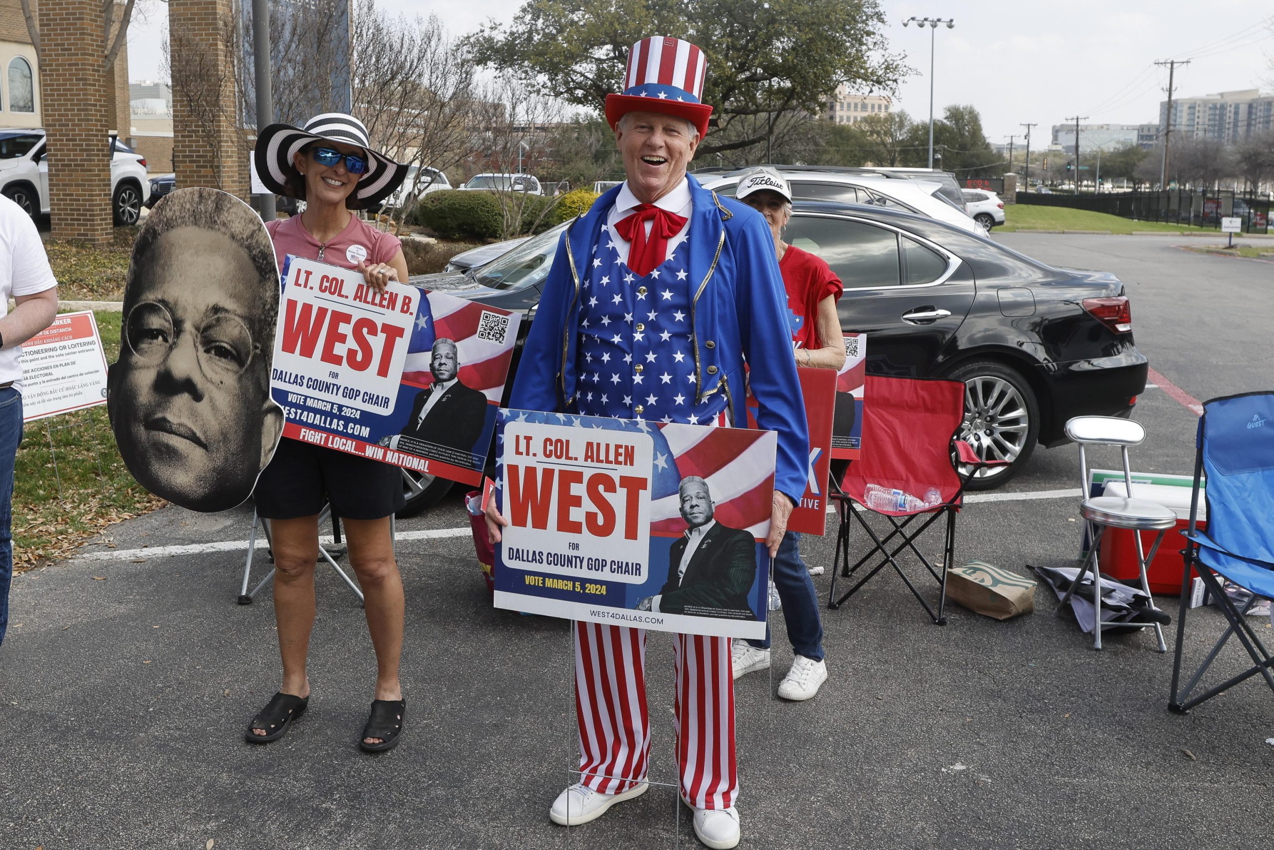 Elettori, vestiti, espongono cartelli per invitare la gente a votare durante il Super Tuesday a Dallas