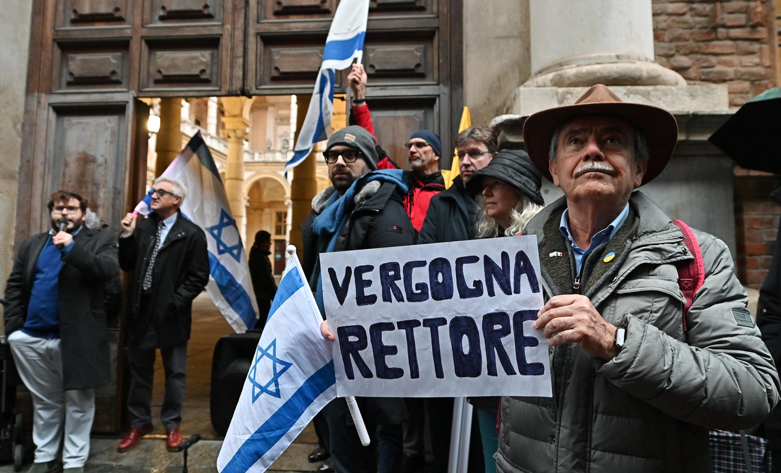 Presidio della comunità ebraica davanti al rettorato dell'Università di Torino