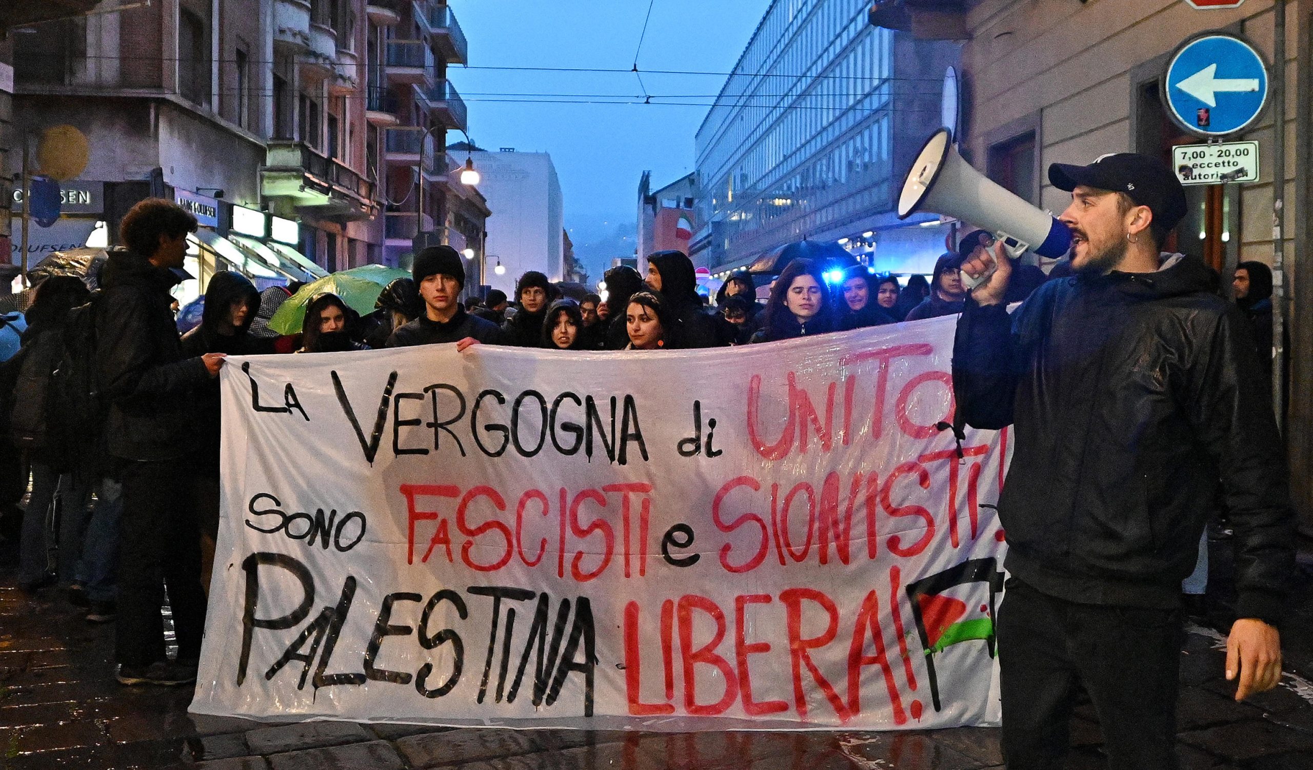 Uno striscione del corteo pro Palestina in direzione del presidio della comunità ebraica a Torino