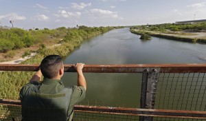 Un agente USBP controlla dall'alto il fiume, vicino a Rio Grande City, in Texas. 