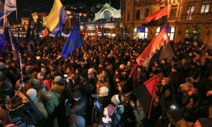 Nazionalisti ucraini partecipano ad una manifestazione per celebrare il terzo anniversario della rivoluzione.